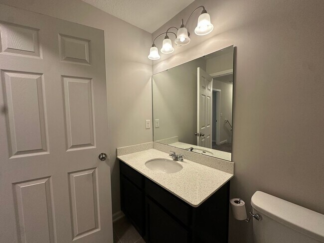 Building Photo - LIKE NEW OAKLEAF TOWNHOME!