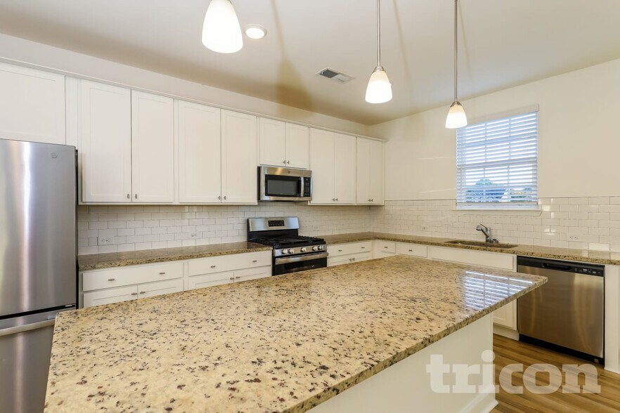 Building Photo - 413 Freeport Wy