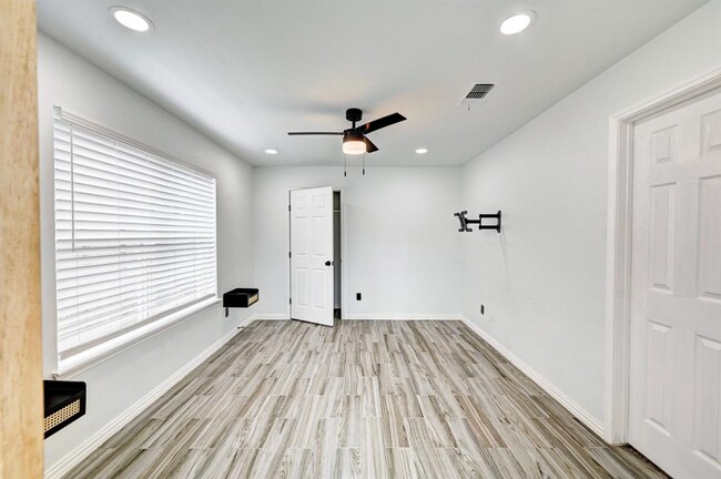 Building Photo - 12915 Stratford Heights Dr
