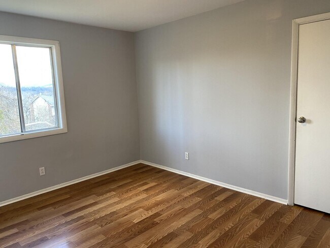 Building Photo - 505 Stanley Ave