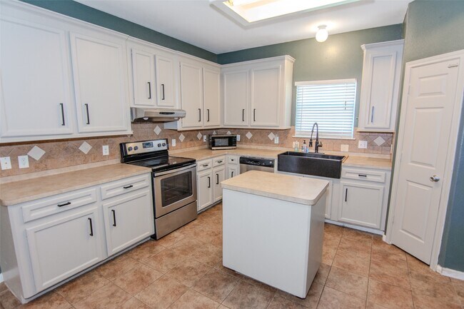 Building Photo - 13570 Miller Ln