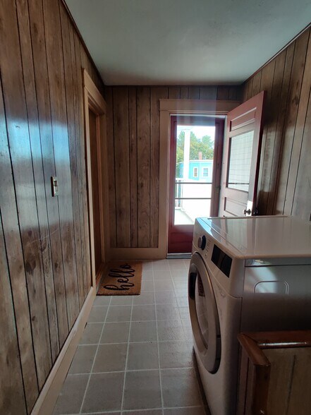 Entrance + Dryer - 578 Dubuque St