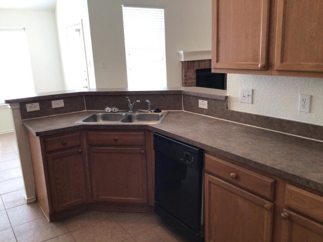 Building Photo - 1620 Northview Dr