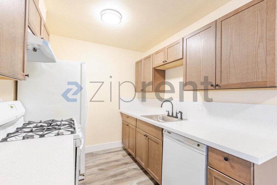 Building Photo - 4561 Ashcroft Ave