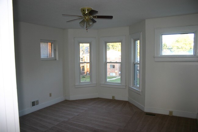 Building Photo - 1986 Summit St