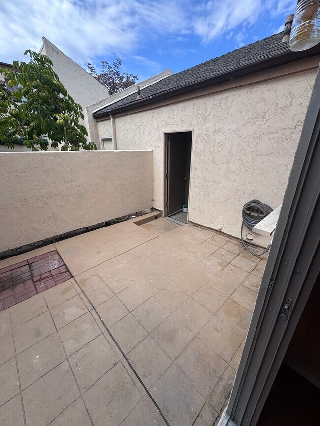 Building Photo - 4 bed townhouse central  Clairemont