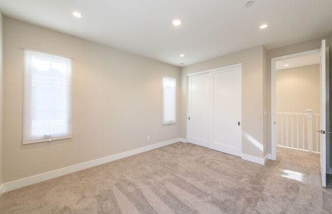 Building Photo - 3bedroom/3 bath/Gated Orchard Hill/Detache...