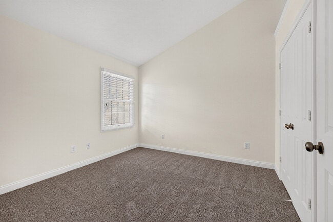Building Photo - Beautiful 3 Bed Townhome In the Heart Of Village Of West Clay!