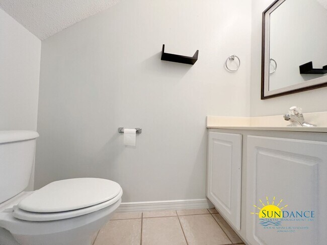 Building Photo - Spacious 2 Bedroom Townhouse near Hurlburt Field AFB!