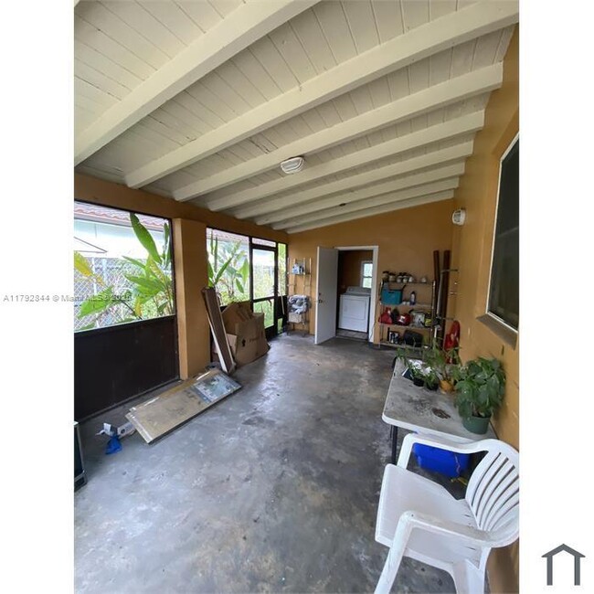 Building Photo - 437 NW 9th Ct
