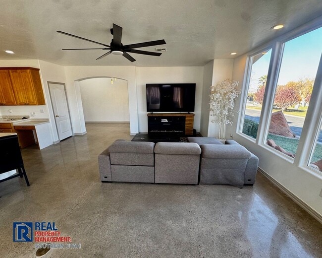 Building Photo - 179 Oasis Dr