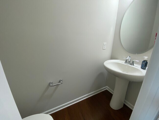 Building Photo - 454 Livingston Dr