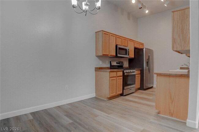 Building Photo - 2305 W Horizon Ridge Pkwy