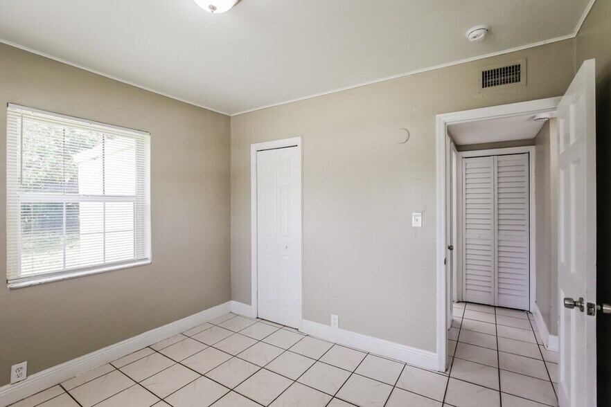 Building Photo - 1100 NW 143rd St