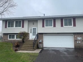 Building Photo - Great 3 BR/2 BA Townhome in Vadnais Heights!