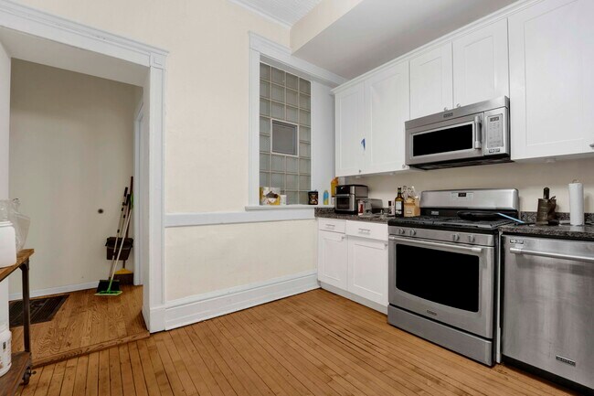 Building Photo - 2522 N Burling St