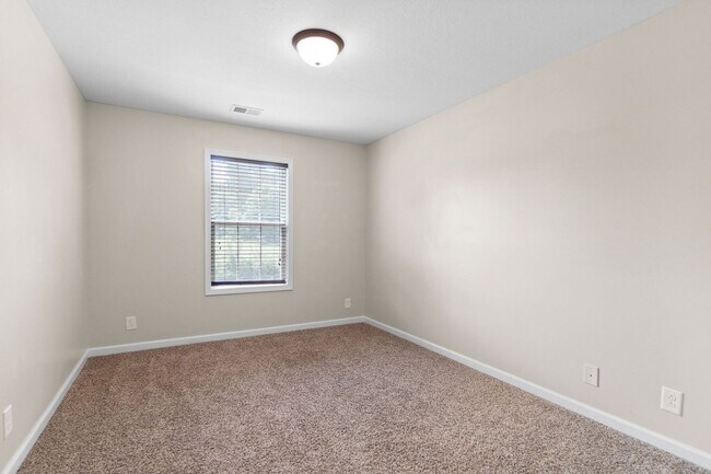 Building Photo - Large home in Hazelwood Area