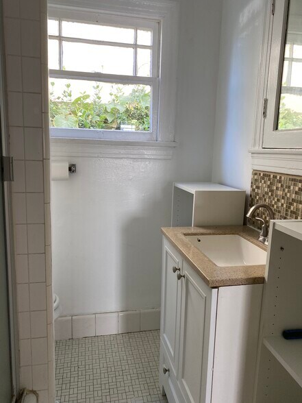 main Bathroom - 2905 S Redondo Blvd