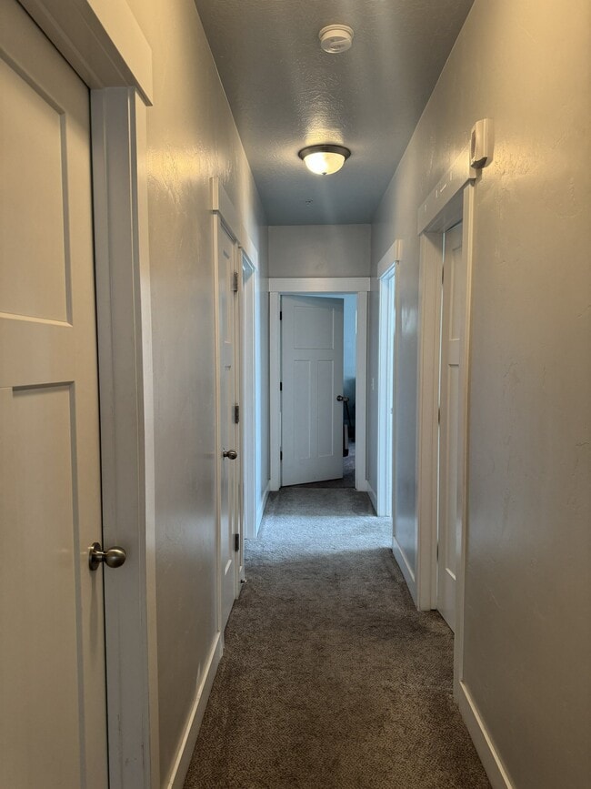 Building Photo - 91 W Silver Springs Dr