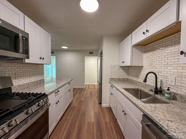 Building Photo - 5230 Springhill Dr