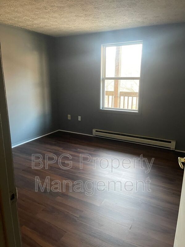 Building Photo - 123 Circle Dr