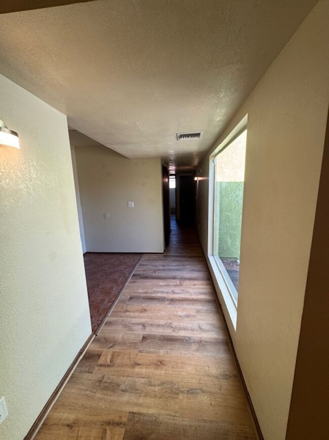 Building Photo - Northwest- 3 bedroom/ 2 bathroom with pool!