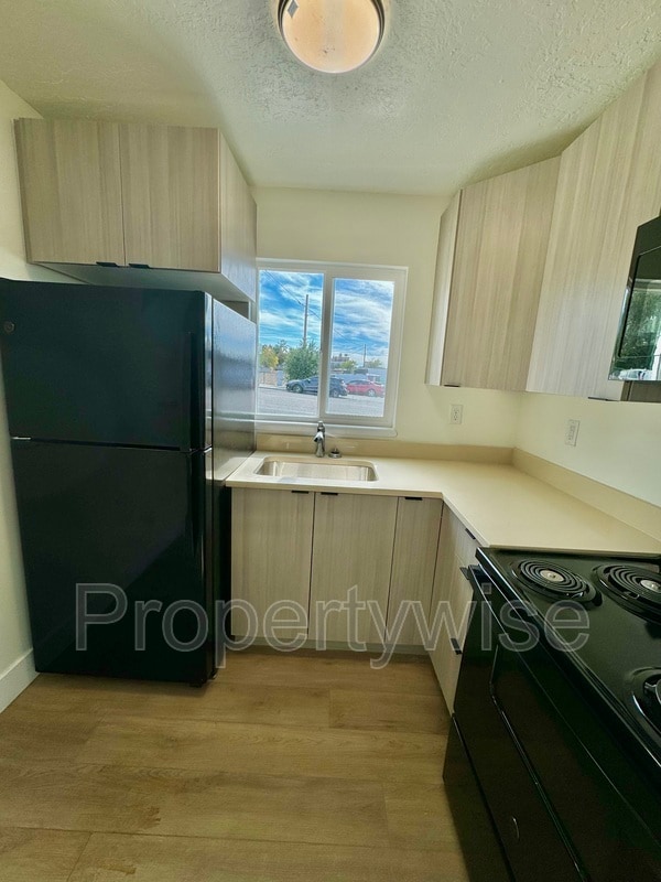 Building Photo - 420 20th St