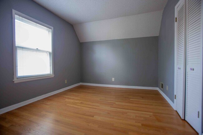 Building Photo - 3 bedroom 2.5 bathroom home with a fully fenced yard!