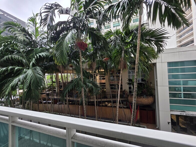 Building Photo - 950 Brickell Bay Dr