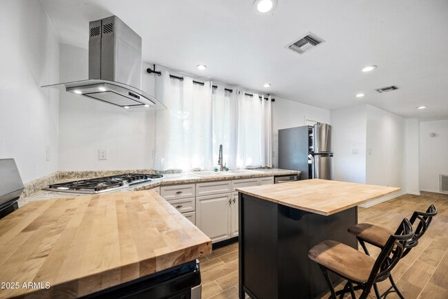 Building Photo - 1014 E Orange Dr