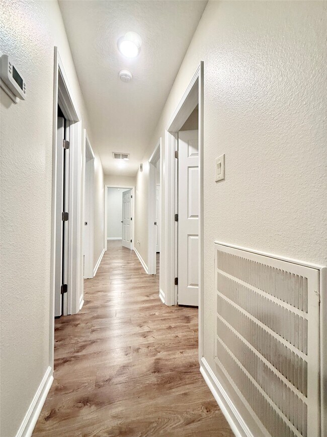 Building Photo - 420 Winding Way St