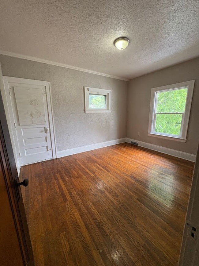 Building Photo - 3 Bedroom, 1 Bathroom Apartment Rent Ready!