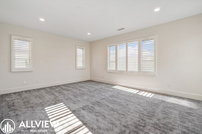 Building Photo - Luxurious and Rare 5 Bed 5.5 Bath Located ...