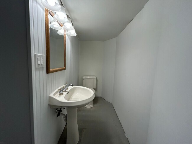 Building Photo - 4 bedroom 2.5 Bath Home in Emmaus