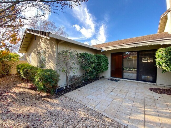 Building Photo - Spacious Condo in a Desirable Private Community