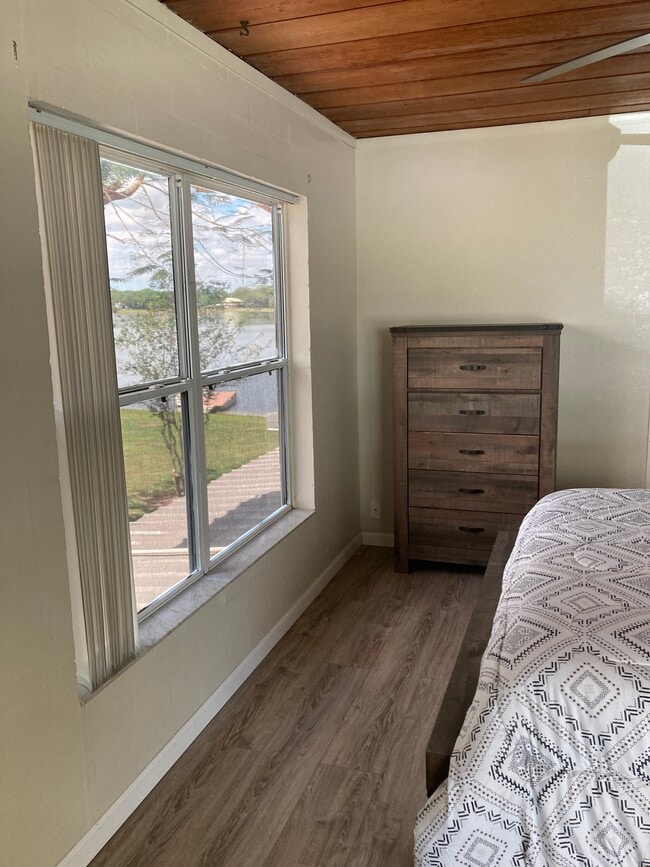 Building Photo - 15848 Lake Iola Rd