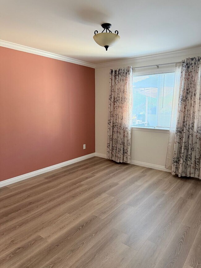 Building Photo - Beautifully Updated 3 Bed, 2 Bath Home in West Vista