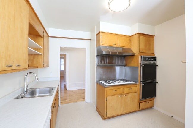 Building Photo - OPEN HOUSE: Sunday (12/14) 1:00pm-1:20pm. Top Floor 2BR/2BA apartment with sweeping views of Lake...