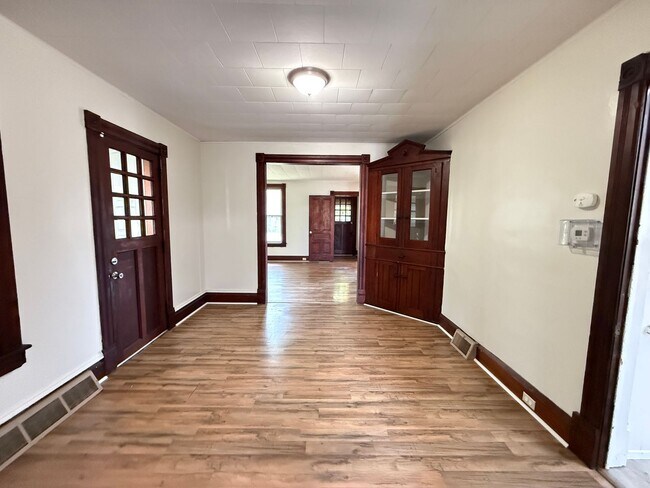 Building Photo - 306 N Elm Ave