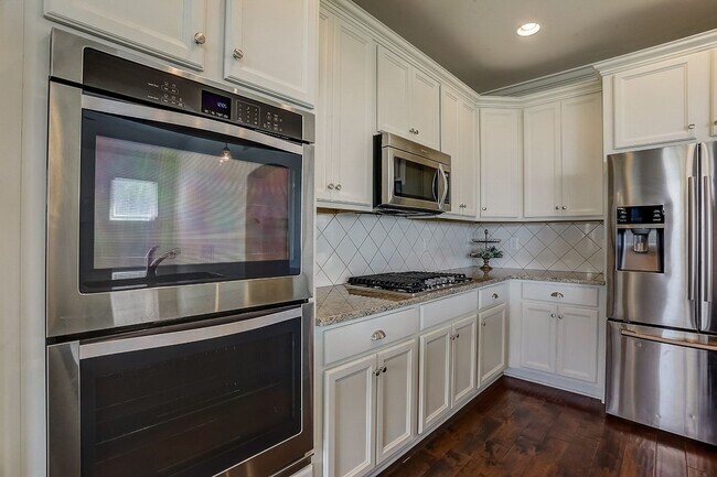 Building Photo - Beautiful 5-bedroom rental home in the hig...