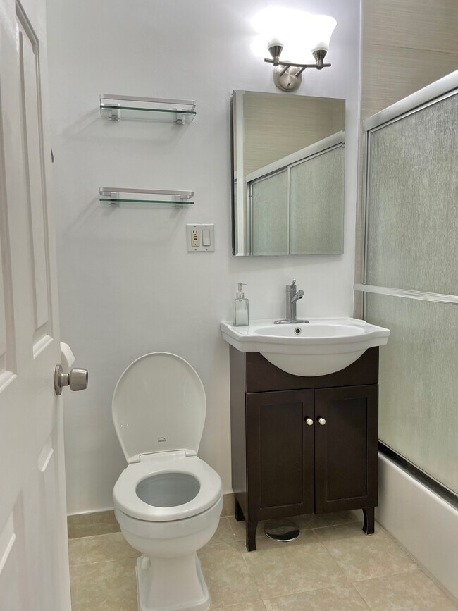 Building Photo - 2930 N Sheridan Rd