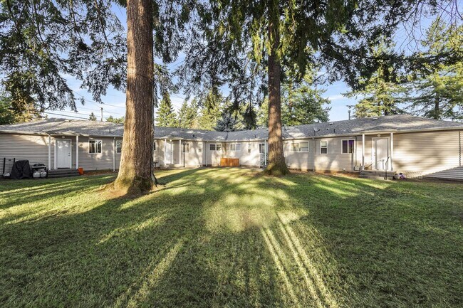 Building Photo - Spacious 2bedroom 1 bath in well maintained 4 Plex!