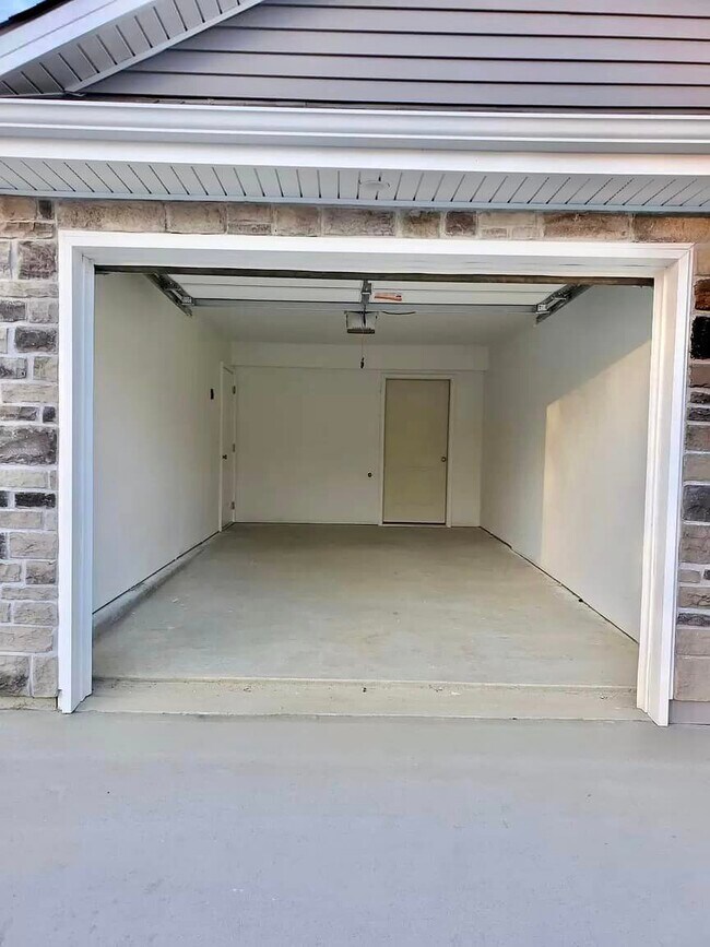 Building Photo - 891 W Gay St