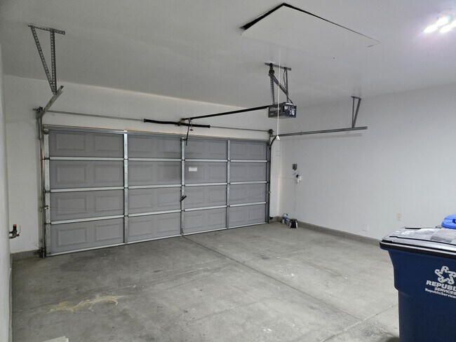 Building Photo - 993 White Glacier Ave