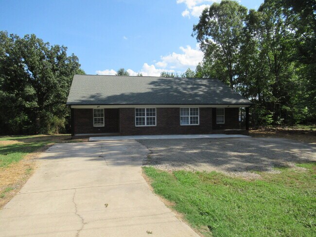 Building Photo - Renovated 2-Bedroom Duplex for Rent Just North of Lincolnton!