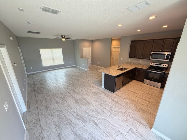 Building Photo - Adorable 3 Bedroom / 2 Bathroom Home in Palm Bay!!