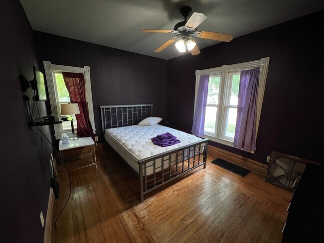 Building Photo - Lovely Furnished Home Available September ...