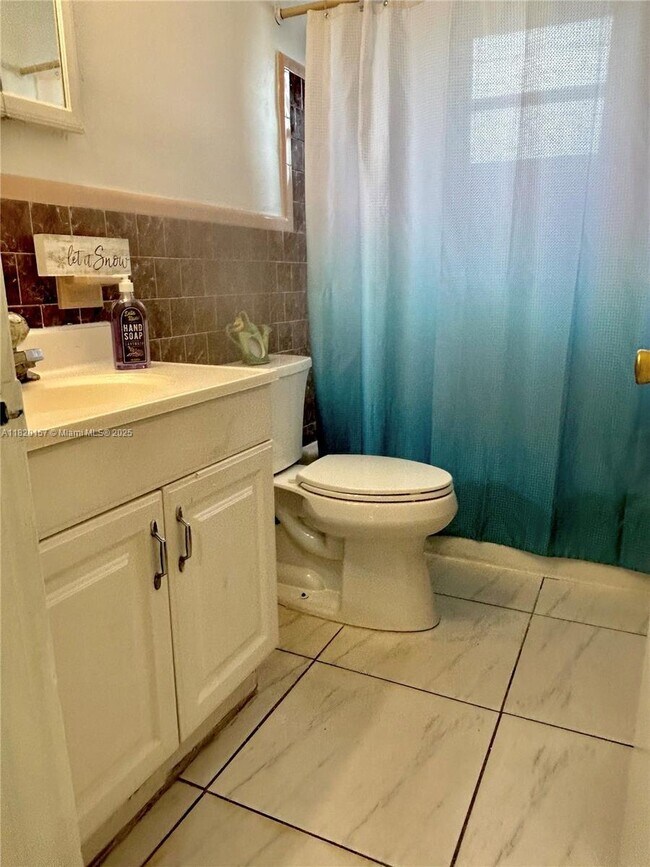 Building Photo - 3 bedroom in Hollywood FL 33020