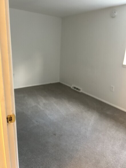 Building Photo - 218 Aster Ln
