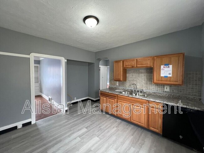 Building Photo - 3255 E 139th St